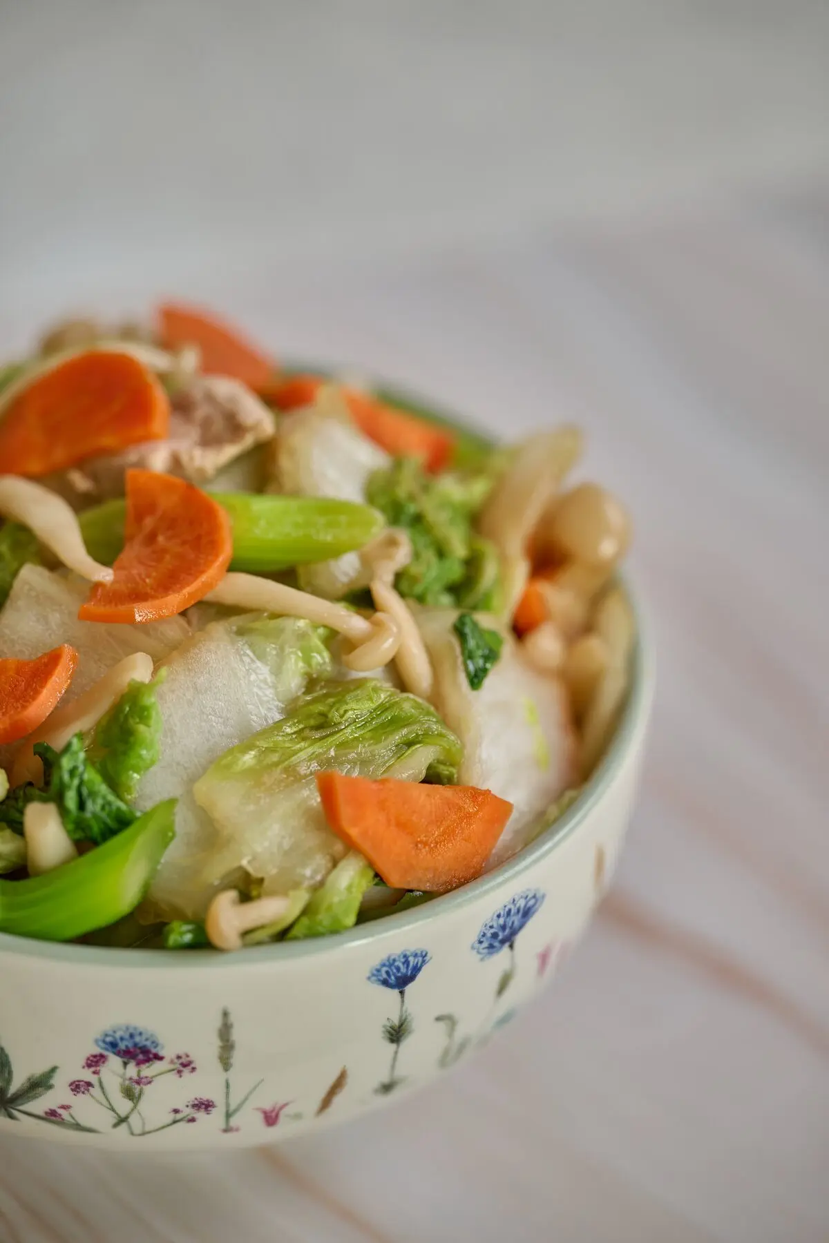 Piatto vegetale con verdure croccanti fotografato per un menu