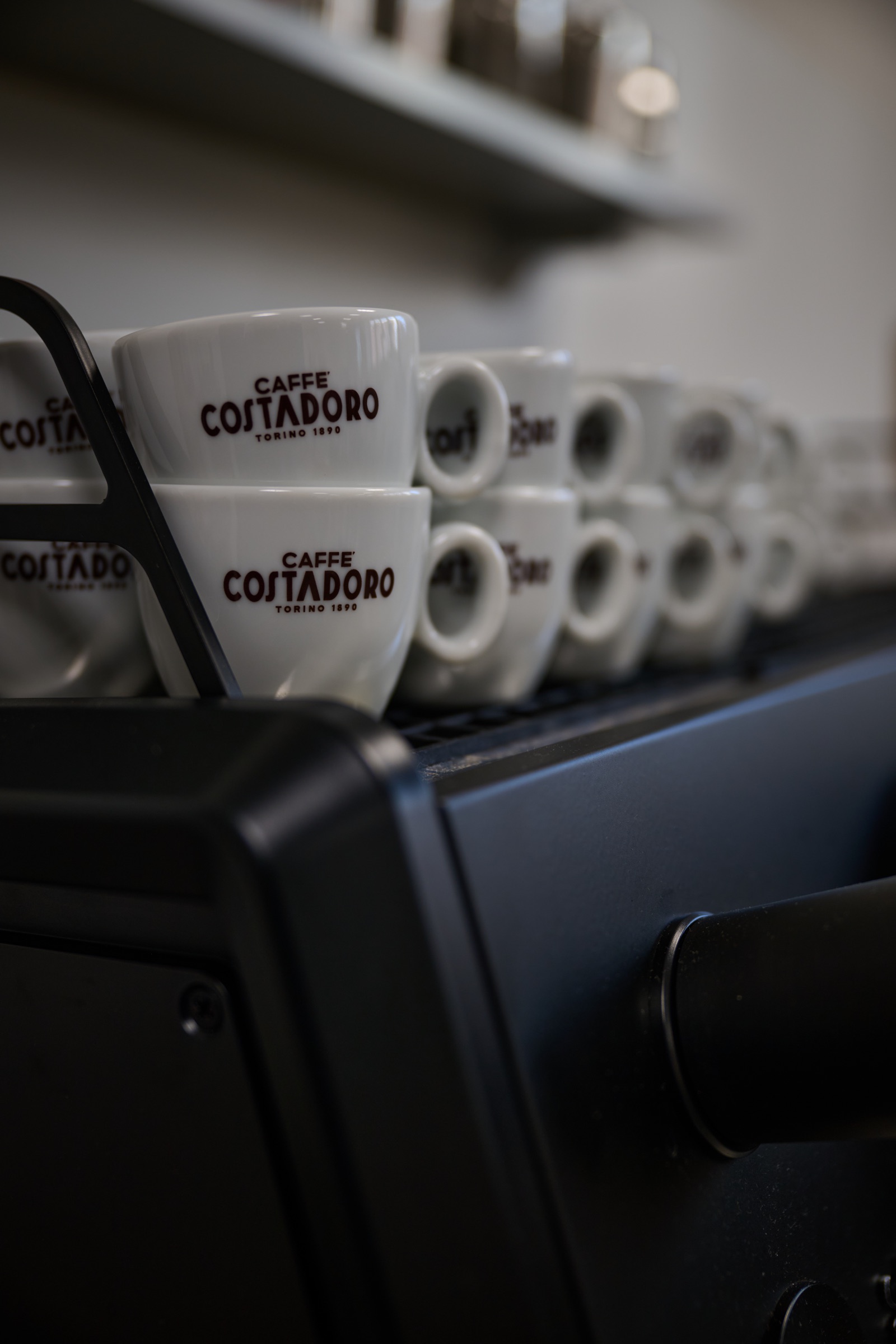 Tazzine Caffè Costadoro disposte sulla macchina da caffè